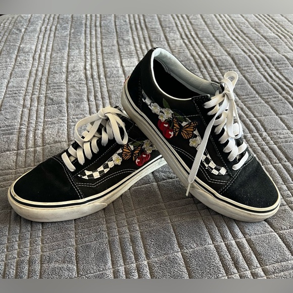 Vans Shoes - Vans Old Skool Sneakers, size 8.5 (women) / 7 (men)